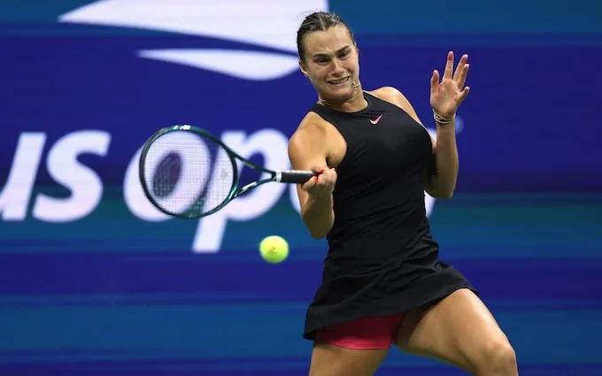 Aryna Sabalenka slaat een bal tijdens een wedstrijd op een hardcourt.