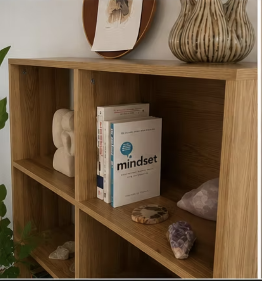 Boeken en natuurlijke details in de coachingsruimte