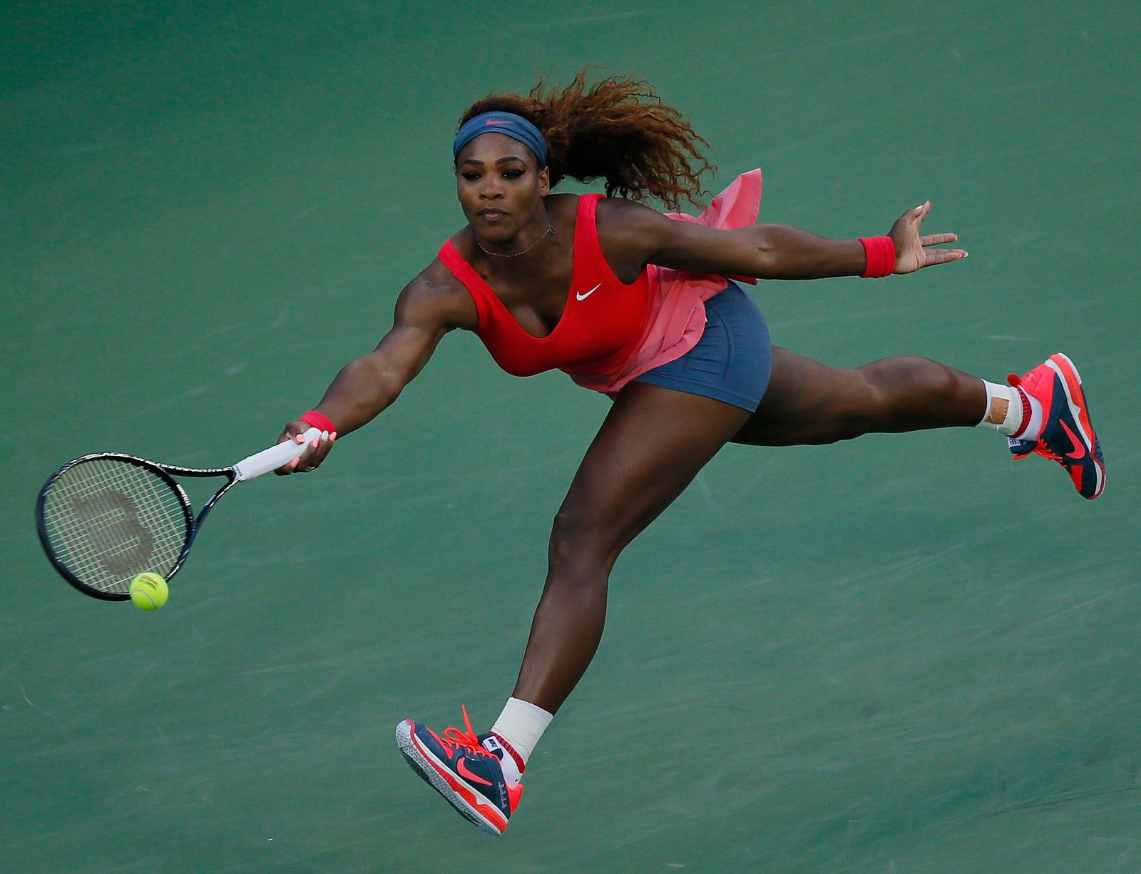 Serena Williams slaat de bal tijdens de finale van de US Open in 2013.