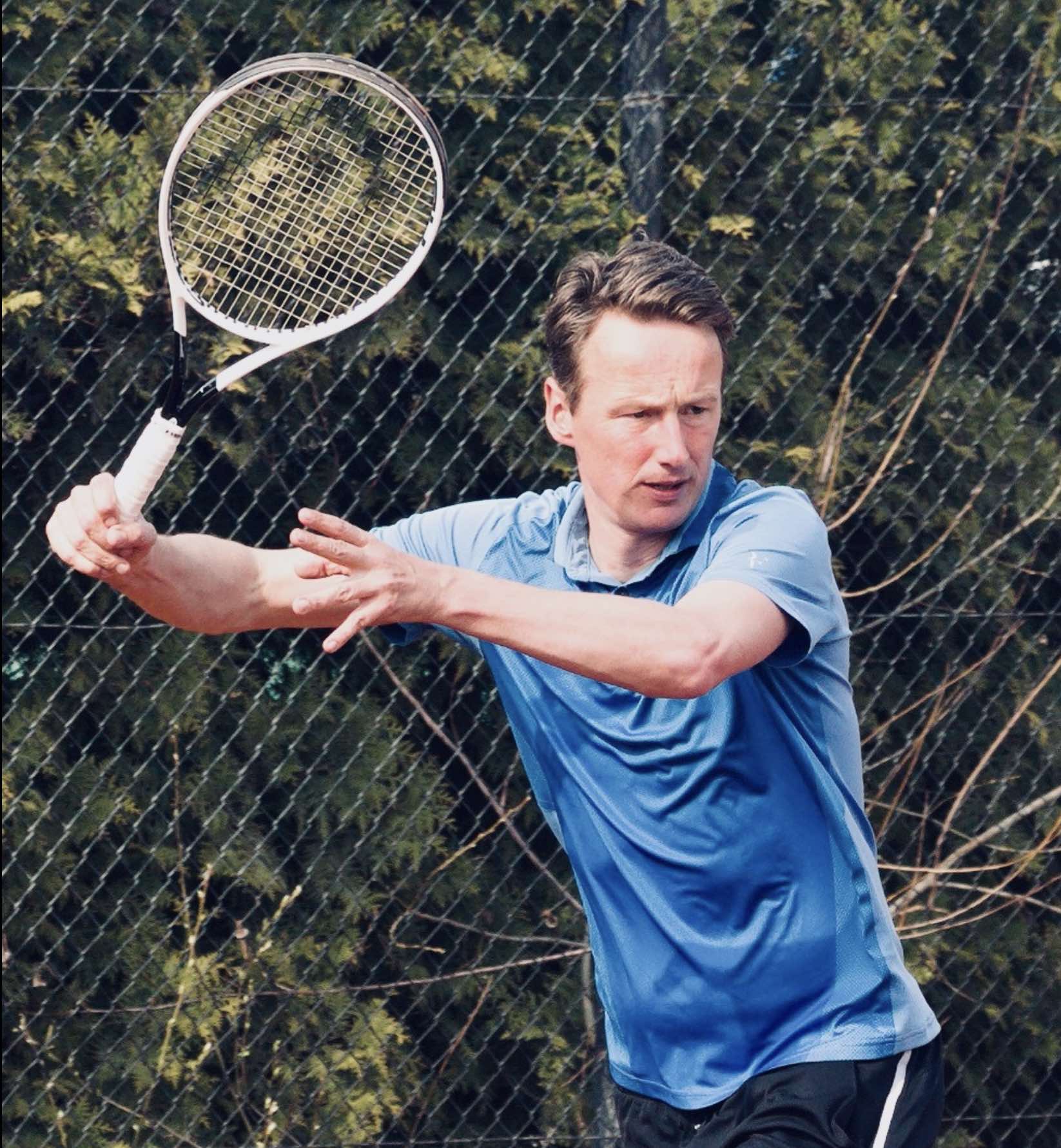 Stefan van de Stroet in actie tijdens een tenniswedstrijd